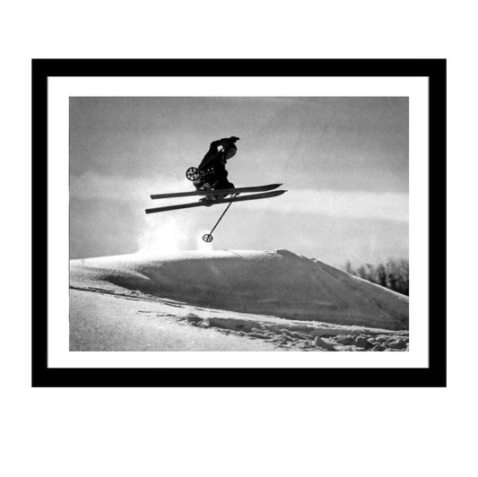 Glass picture w/frame svevende skiløper - -Homefactory -Nordstrand Møbler og Interiør