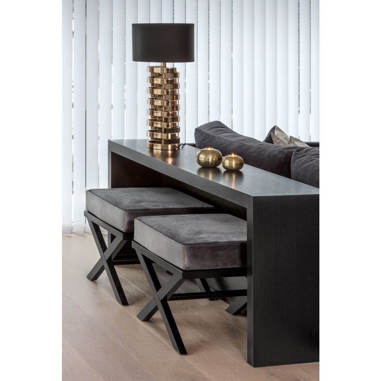 Pall/fotskammel med kryssbein - Pall-Homefactory -Nordstrand Møbler og Interiør